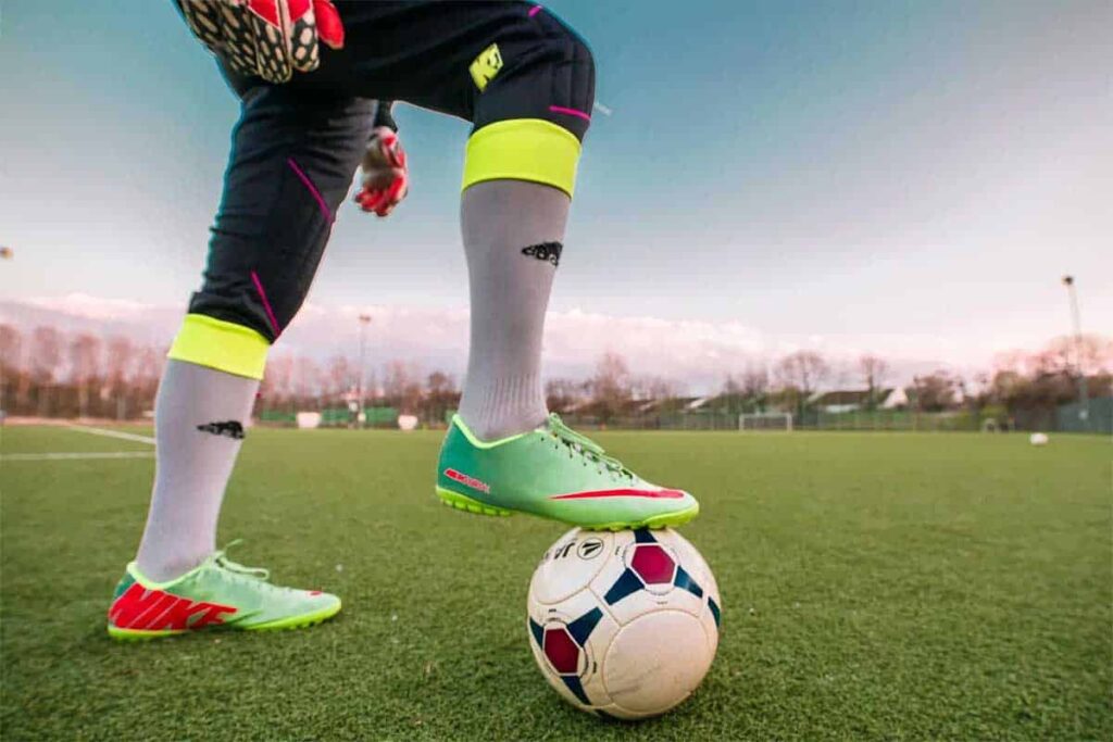 portero pisando balón de fútbol