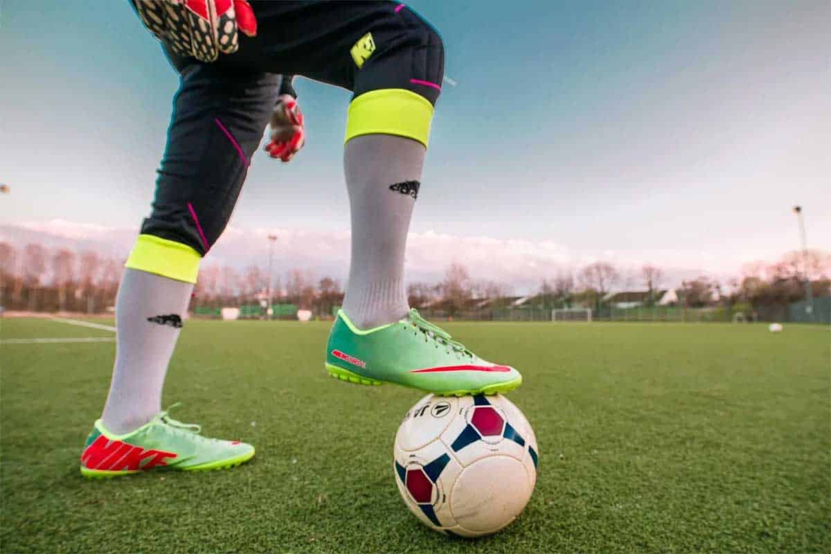 portero pisando balón de fútbol