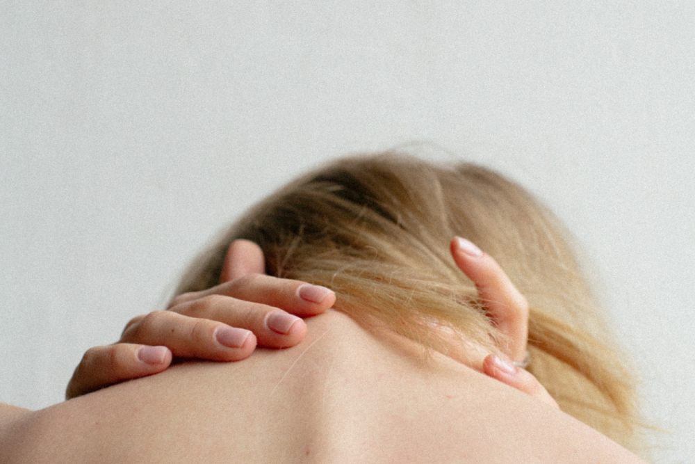 manos sobre cervical