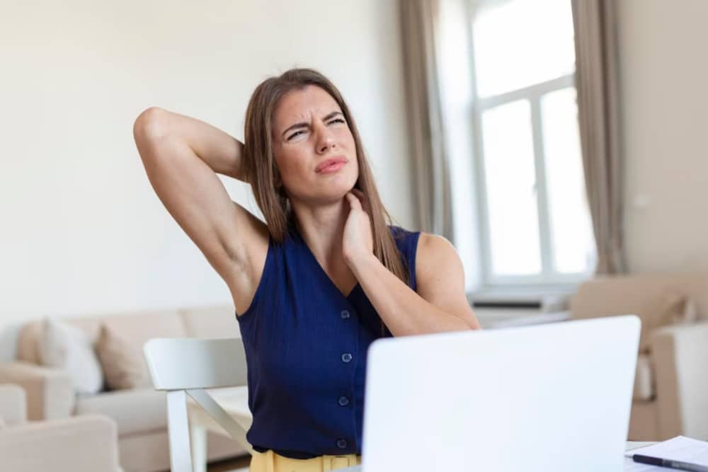 mujer quejándose de dolor de cervical