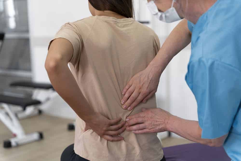 asistente medico ayudando al paciente ejercicios fisioterapia