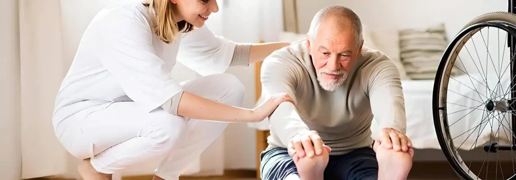 Hombre mayor realizando ejercicio de fuerza con ayuda de un profesional para prevenir la artrosis.