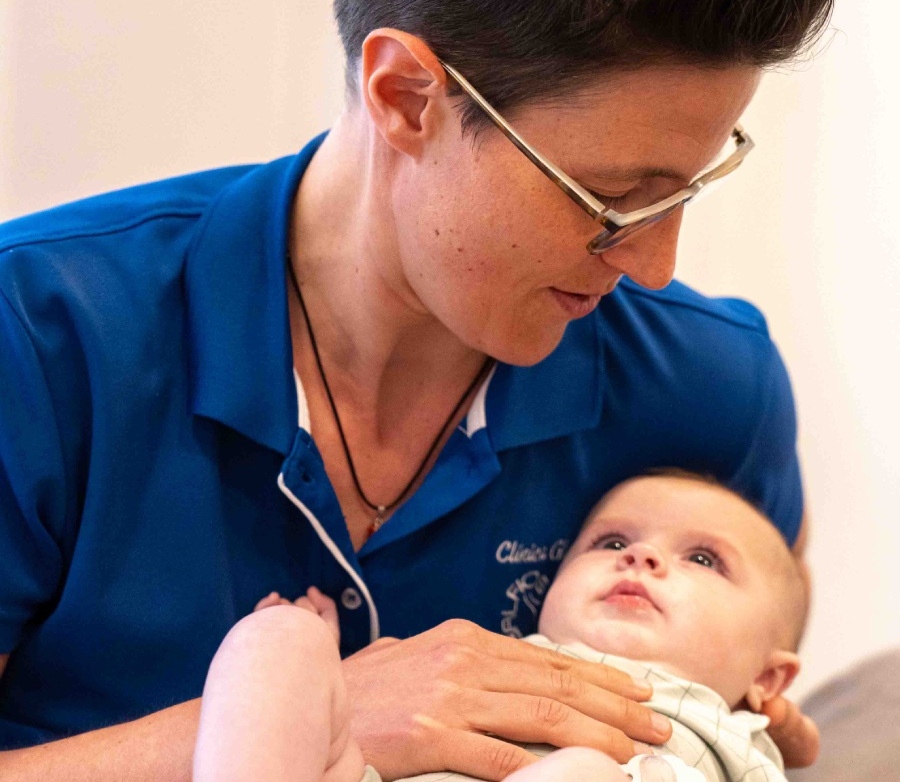 fisio con un bebe
