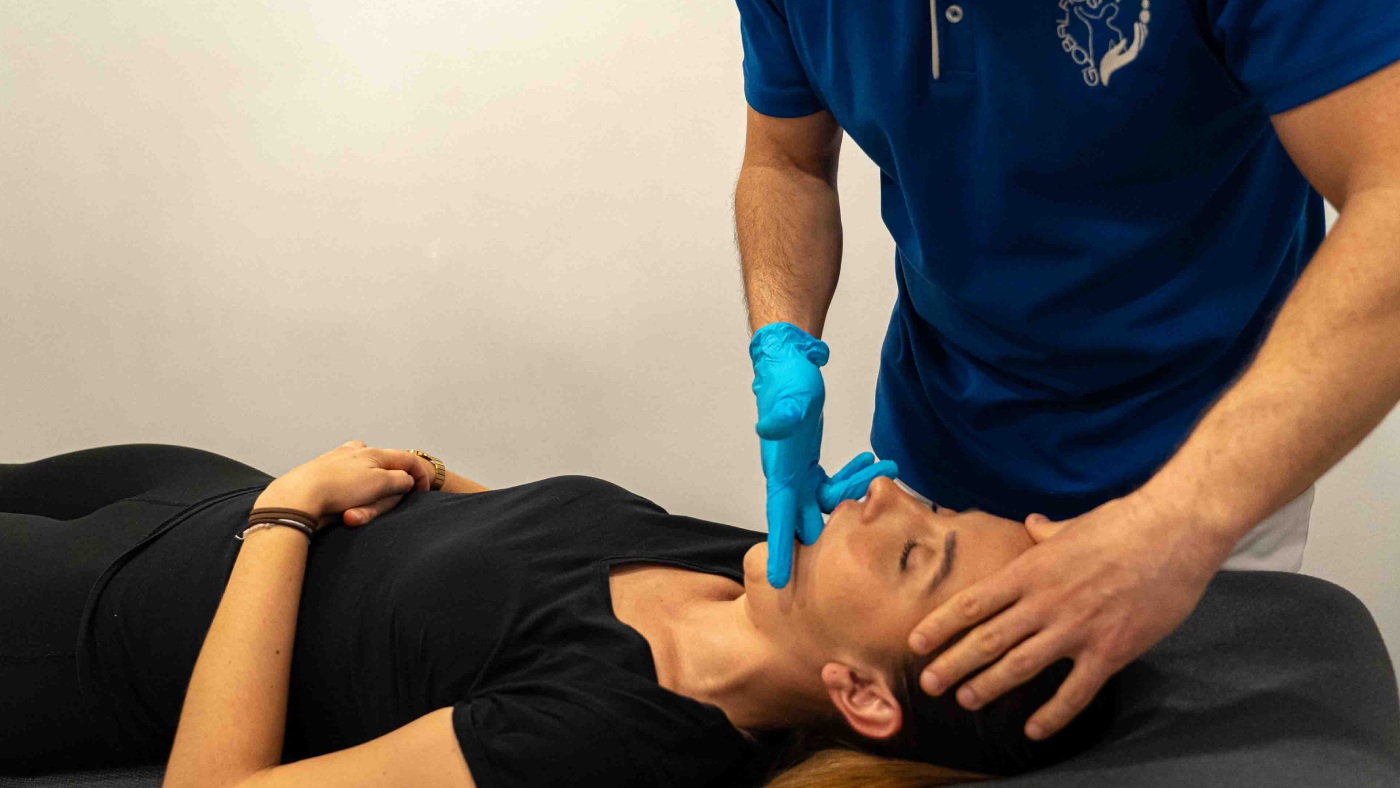 fisio aplicando tratamiento atm