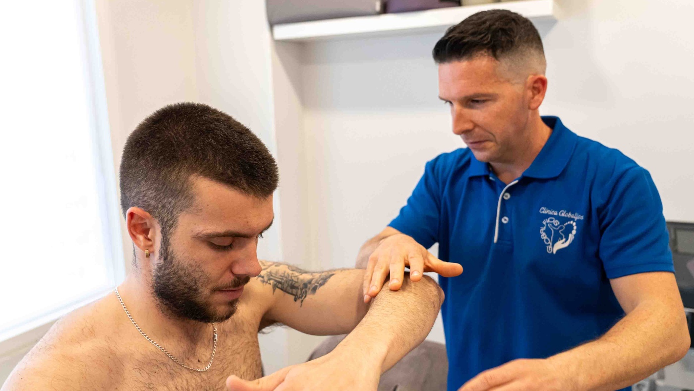 fisio revisando el hombro de un paciente