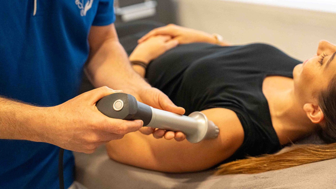 fisioterapeuta aplicando ondas de choque