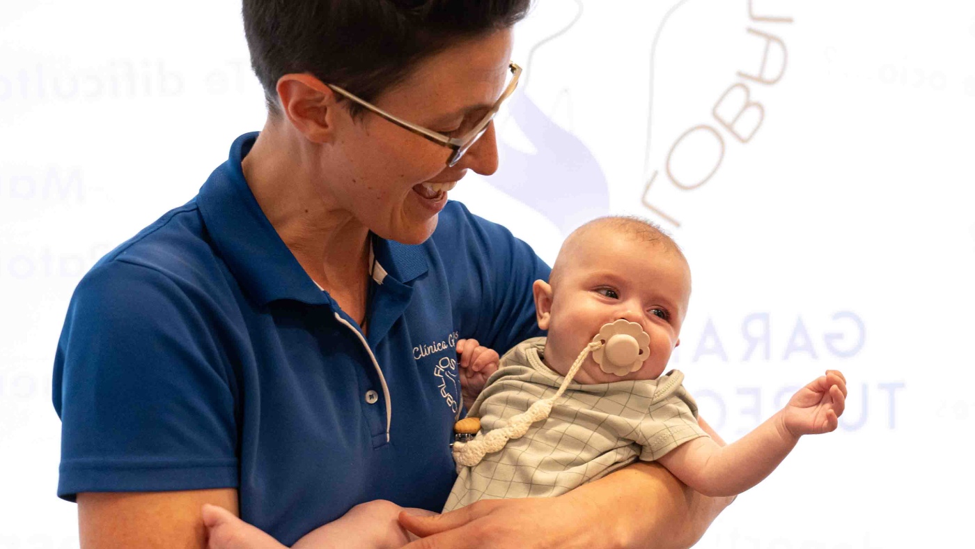 fisioterapeuta con un bebe en los brazos
