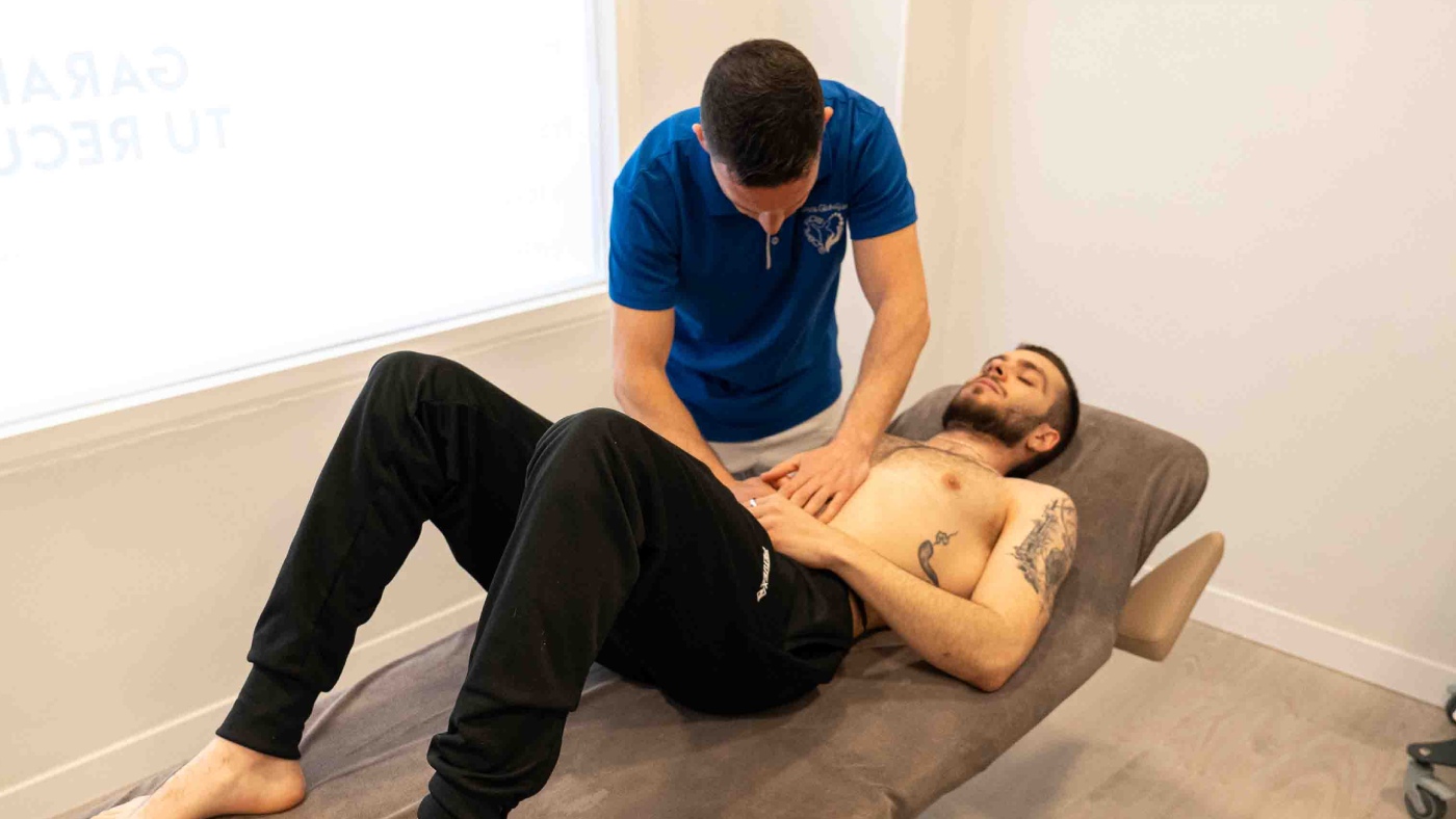 osteopata aplicando osteopatia visceral