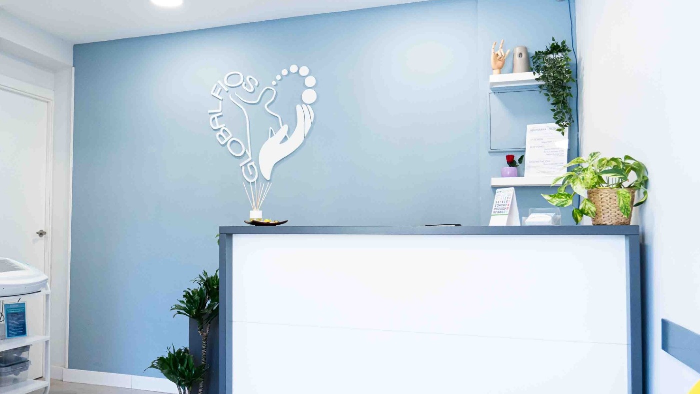 recepcion con logo en la pared recepcion con logo en la pared