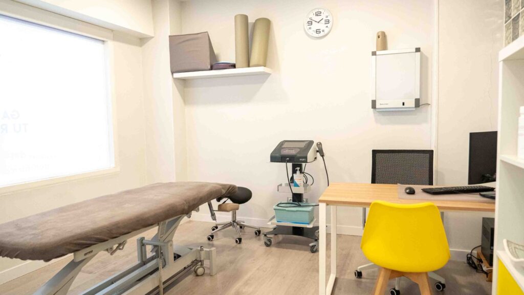 sala con camilla y una silla amarilla